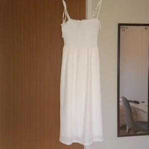 Vit sommarklänning - Supersöt vit klänning från H&M. Det är två lager av kjolen så den är inte genomskinlig. Använd 1 gång. 