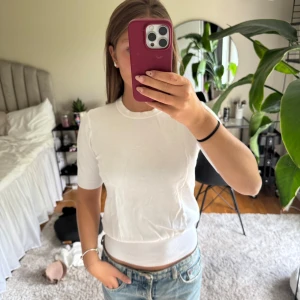 Vit stickad kortärmad topp - Säljer en vit stickad topp med korta ärmar och rund hals. Toppen är från Zara i storlek S och är så gott som ny🥰