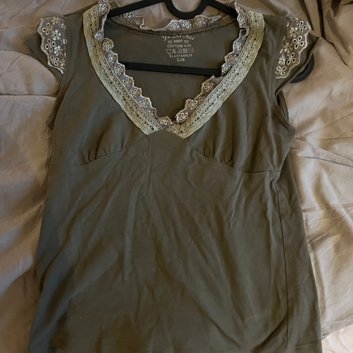 Olivgrön blus med spetsdetaljer