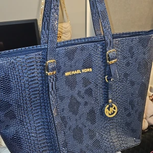 Äkta vintage michel***kors - ÄKTA VINTAGE Michel ko*s väska fin och som ny i blå skinn men gulldiga detaljer
