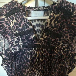 leopard blus Neo Noir - superfin leopard blus från Neo Noir, aldrig använd 🐆🐆