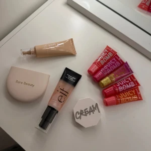 Sminkkit  - •Rare Beauty Puder i Färgen Porcelain ( använd få ggr ) • 5st Essence läppglans ifrån julkollektionen 2024 ( ej använda ) • elf primer ( testad få ggr ) • fenty beauty blush i strawberry drip ( testad få ggr ) •foundation ifrån makeupmekka ( testad på handen , fel färg )  nypris över 1000:-