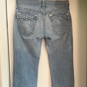 True Religion Billy Jeans 34 - Ljusblå jeans från True Religion, modell Billy. Snygga till hösten och sitter helt perfekt avslappnat.