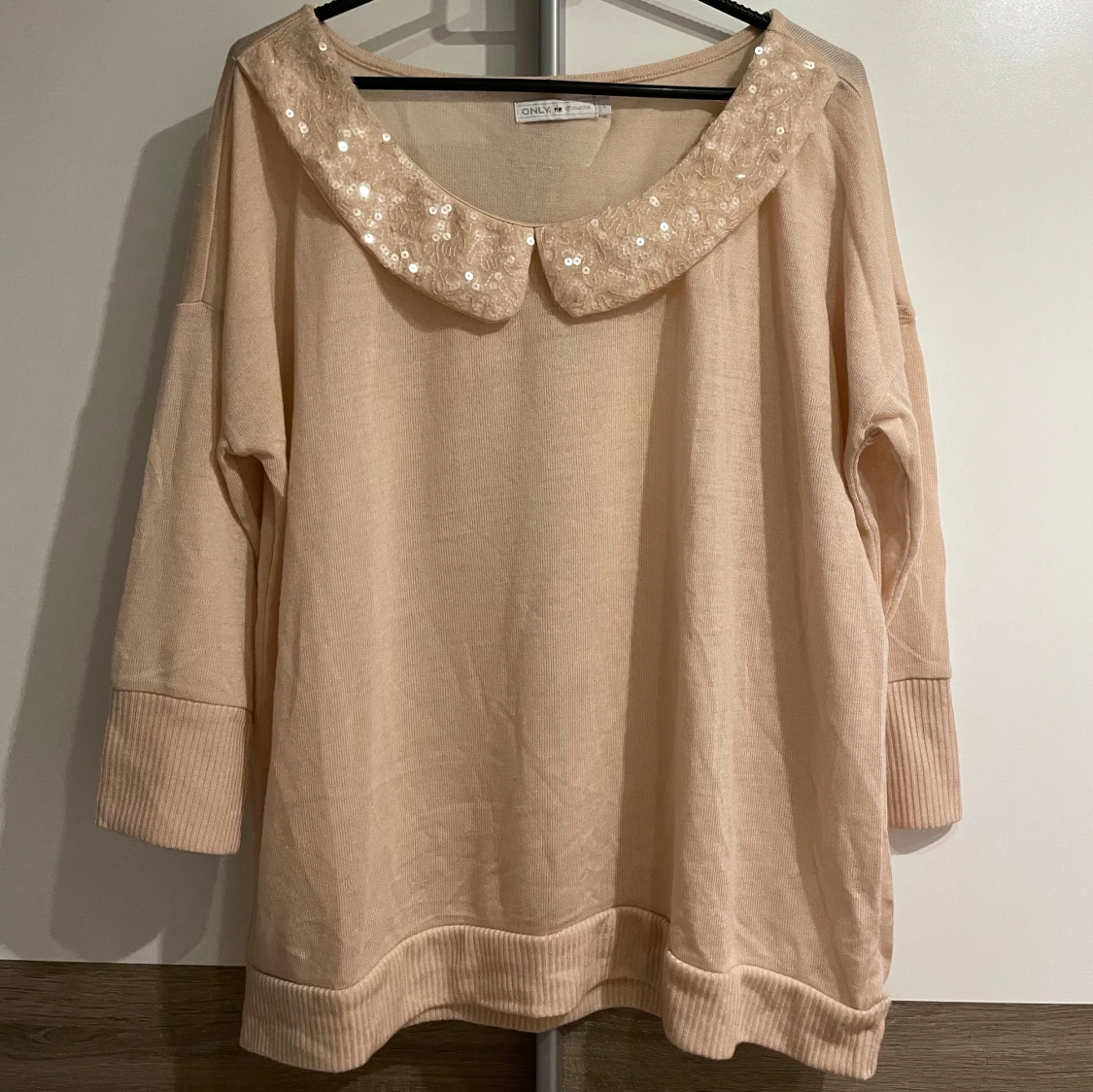 Beige stickad tröja med paljettkrage - 1