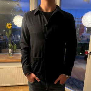 Marinblå overshirt - Säljer just nu denna otroligt snygga overshirten, perfekt till hösten och vintern!🤩🤩 Skick: 7/10 Pris: 649