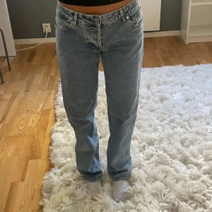 Blå jeans från JJXX - Säljer ett par blå jeans från JJXX. Har raka ben och en låg midja. Strlk 34-36❣️