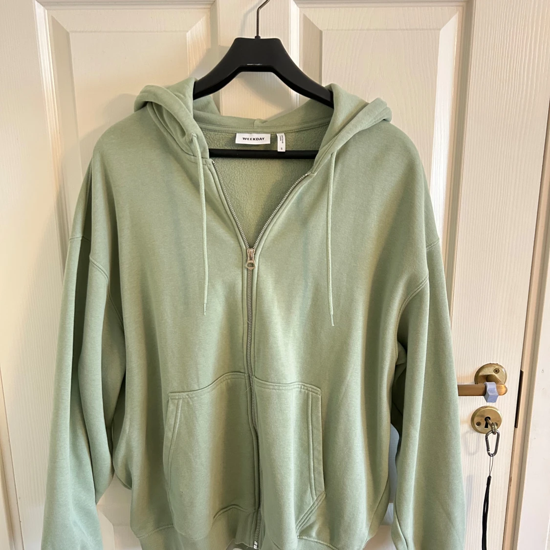 Oversized grön hoodie från Weekday