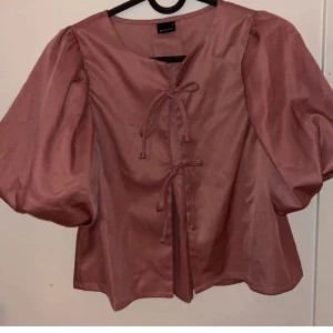 Mörkrosa blus med knyte gina tricot - Fint skick då den bara är använd vid ett tillfälle. Från gina tricot men finns inte längre i deras sortiment.