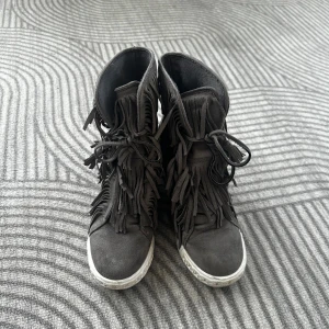 Fransskor - Säljer dessa helt otroliga fransskor med inbyggd klack!! Köptes på plick men kommer ej till användning längre. 💕