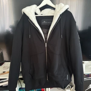Moose Knuckles jacka - Använd ca. 1 gång.  Inköpt för 5000 SEK. Prima skick.