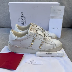 Valentino skor  - Hej! Säljer nu dessa sjukt snygga valentino skor. Skorna är i toppskick! Har begränsat antal boxar och dustbag. Hör av dig vid frågor 