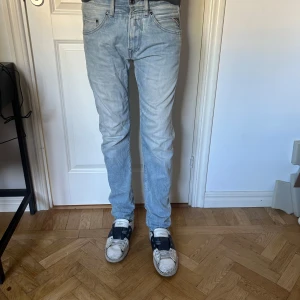 Vintage replay jeans! - Dessa feta replay jeans som är köpta sent 90tal tidigt 2000tal i usa säljer vi nu. Jeansen är i rätt bra skick ändå för sin ålder. Skorna som syns i bilden är även till salu för ett mycket billigt pris efter som att de är så slitna. Hör gärna av er för fler frågor priset är ej hugget i sten!🔥