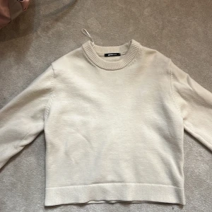 Vit stickad tröja från Gina Tricot - En stilren vit stickad tröja från Gina Tricot i storlek XS. Tröjan har rund halsringning, ribbade muddar och lång ärm. Mjuk! Nypris runt 400 säljer för bara 150