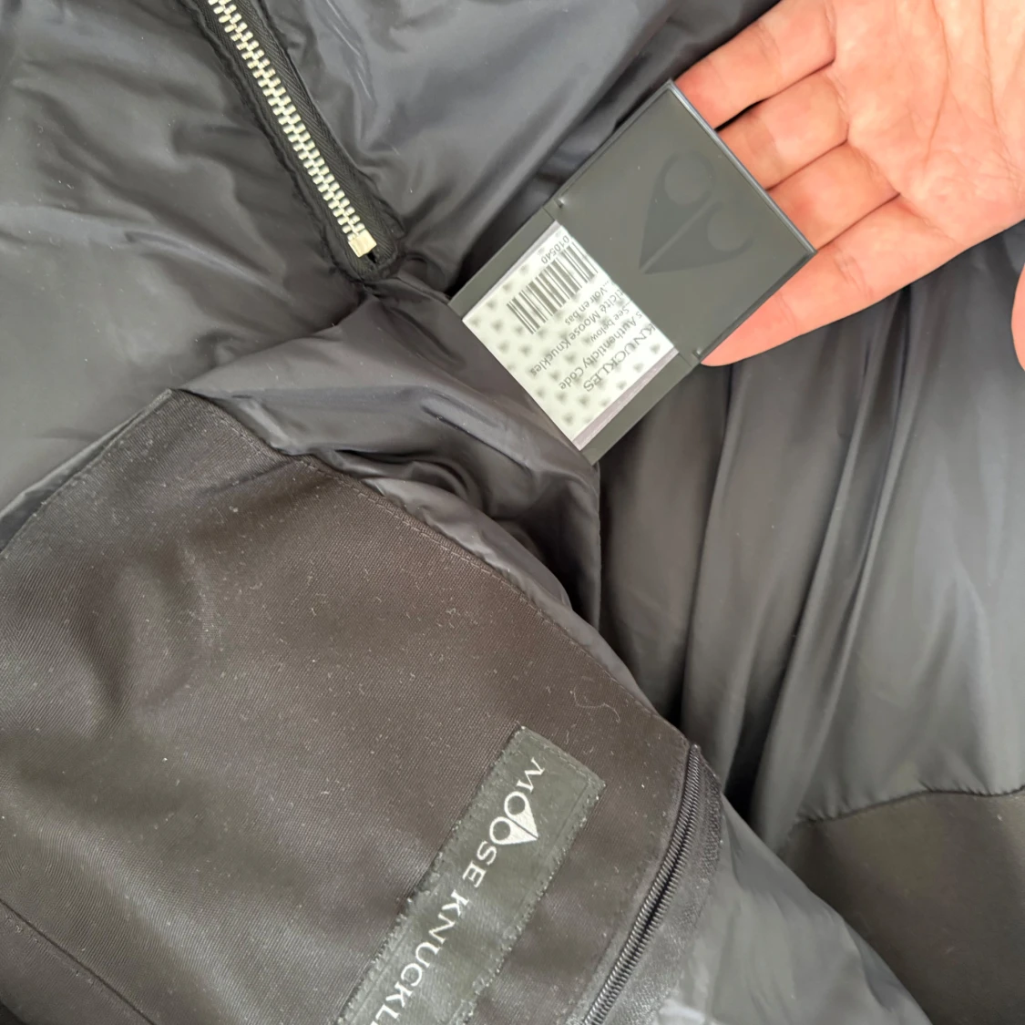 Svart dunjacka Moose Knuckles med pälskrage - 2