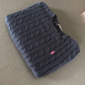 Mörkblå kabelstickad tröja Polo Ralph Lauren - Ralph lauren tröja storlek S passar XS ny pris på den är 2000kr säljer för 450kr
