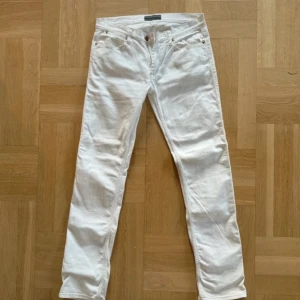 Acne Jeans - Ett par vita acne jeans i storlek 31/32, slim fit. Väldigt bra skick, inga märkvärdiga slitningar eller liknande. Hör gärna av dig om du har frågor.