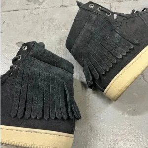Saint Laurent High top Sneakers med Fransar Svarta  - Köpte här på plick använt 2-3 gånger. Bra skick. Är strlk 40 men kan passa 41 och 39
