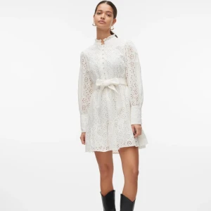 Söker - Jag söker denna, eller liknande klänning. Helst i XS, kontakta mig snarast!🤍🤍🤍