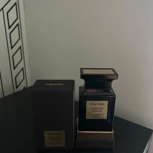 Tom Ford Tobacco Vanille 100ml EdP - Exklusiv parfym från Tom Ford, Tobacco Vanille, 100 ml Eau de Parfum. Säljer av min parfymkollektion. Fråga om ni har några funderingar. 😁