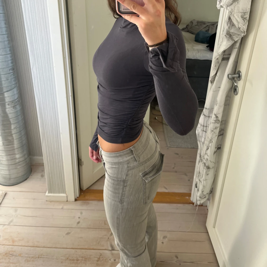 Mörkgrå tight långärmad topp