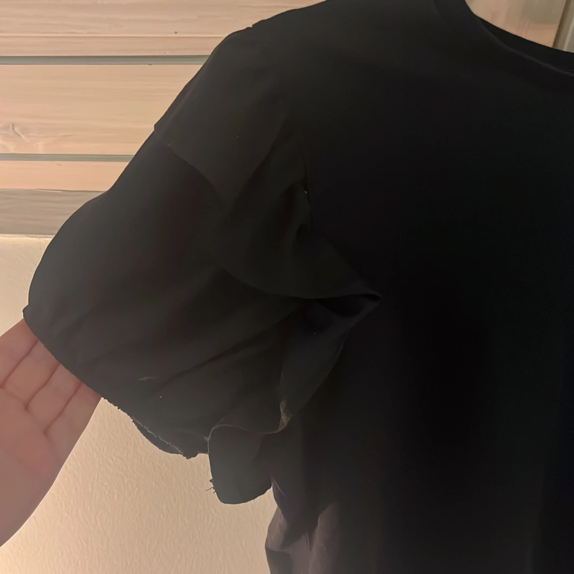 Svart T-shirt med puffärmar - 3