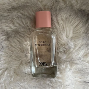 ZARA Fields at Nightfall parfym - ZARA Fields at Nightfall parfym 100 ml. Köpt på Zara för ett tag sedan men doften passade inte mig, använd vid två tillfällen. 
