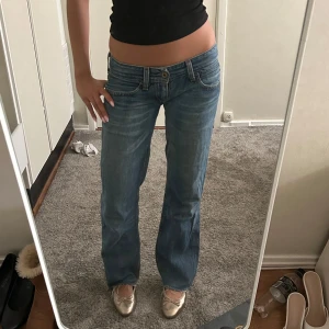 lågmidjade straight jeans - sitter väldigt lågmidjat då den är uppsydd, i den sista bilden. det står ingen storlek men skulle gissat mellan w32-35