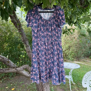 Odd Molly blå paisleymönstrad klänning - Supersöt kortklänning från Odd Molly i blått med rosa paisleymönster och små blommor. Klänningen har korta ärmar, volang nertill och en avslappnad passform. Perfekt för sommarens alla tillfällen! Storlek 1 som enligt deras storleksguide motsvarar en storlek S. Men den är rymlig i storlek. Kanske mer en M.  Mycket fint skick, jag hittar inga synliga anmärkningar eller defekter. 