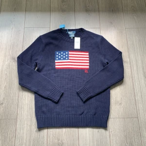 Ralph Lauren America Flag Sweatshirt  - Tju, säljer en Ralph Lauren Sweatshirt. Plagget är stämplat som S men har passform medium! Hör av er vid frågor!✅🙏🏻