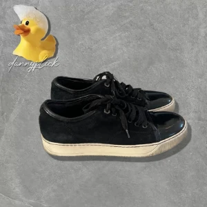 Lanvin cap toe sneakers  - Säljer nu dessa fräscha lanvins i uk 5 som passar 40/41. Glans. Äkta✅De är bra skick. Vid eventuella frågor är du välkommen att kontakta. 