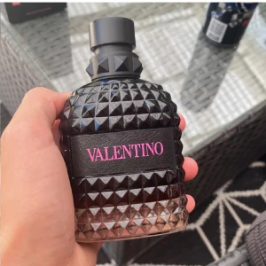 Valentino Uomo Born In Roma Intense 100ml - Valentino Uomo Born In Roma Intense Eau de Parfum, 90ml . Flaskan är svart med nitar och har en cool, lyxig design med rosa text. Parfymen kommer i originalkartong med samma mönster och färgtema. Perfekt för dig som gillar exklusiva och moderna dofter. Det var inte den doften jag letade efter och är ytterst lite använd, pris kan diskuteras vid snabb affär. 
