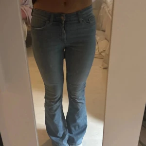 Bootcut jeans från ONLY i ljusblå denim - Säljer ett par snygga bootcut jeans från ONLY. Passar mig perfekt i längden som är runt 160, väldigt sköna och bra skick 