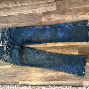 Blå jeans lager 157 - Säljer ett par Lågmidjade blå jeans från lager 157 i storlek S short (passar på mig som är 164,De är bootcut och Low waist🔅använda ca 2 ggr