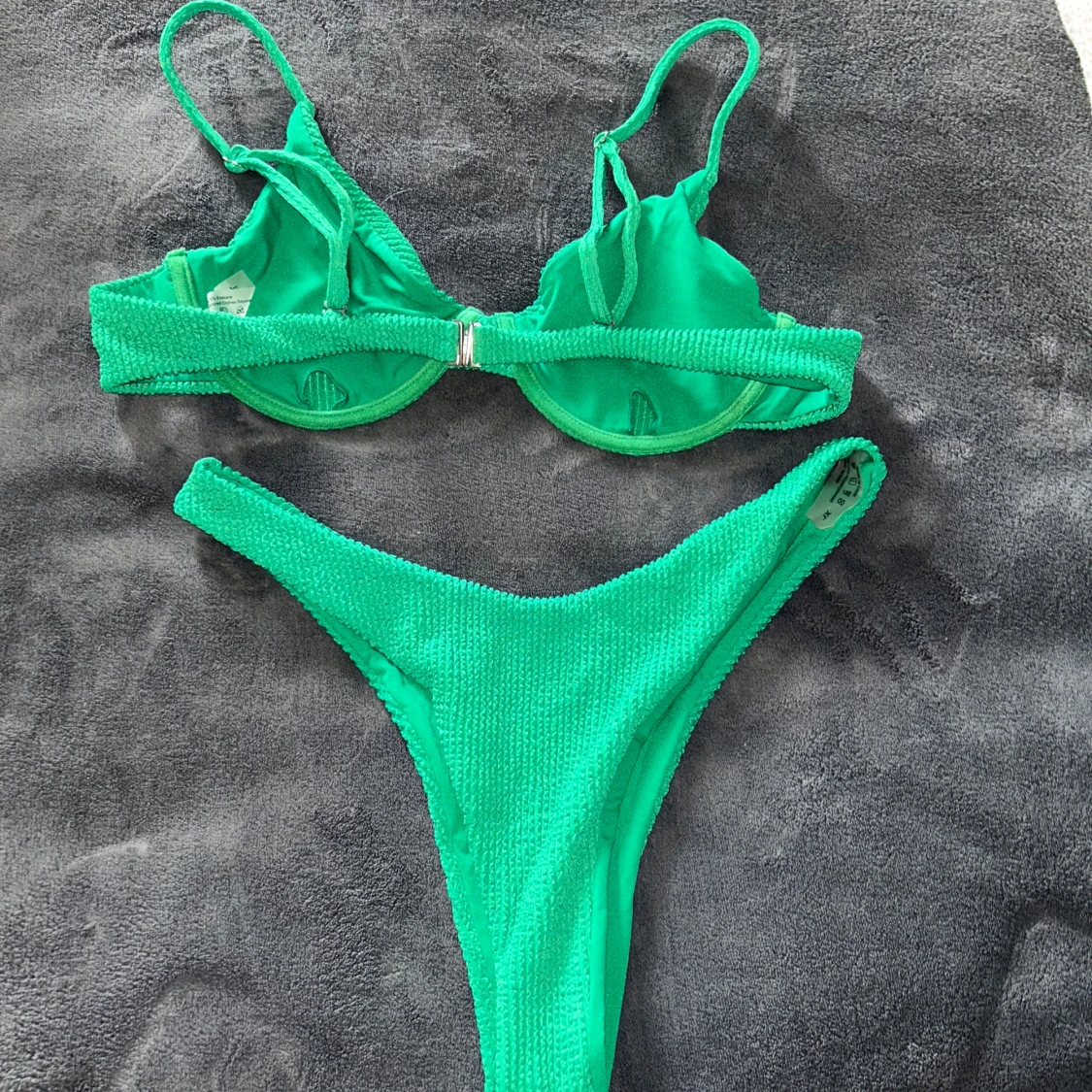 Grön bikini med ribbad textur - 1