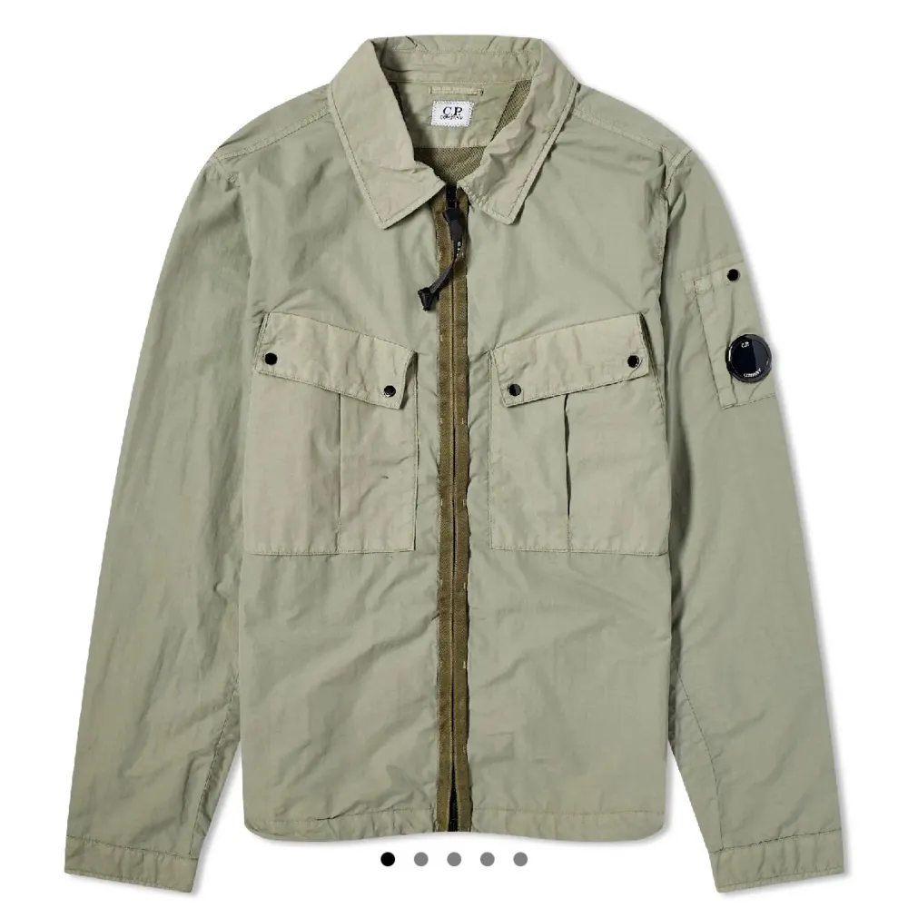 Hej! Säljer nu min cp company overshirt, Den är storlek L och är använd max 5 gånger. Svin bra kvalité samt passform/ Kvitto finns. Takit.