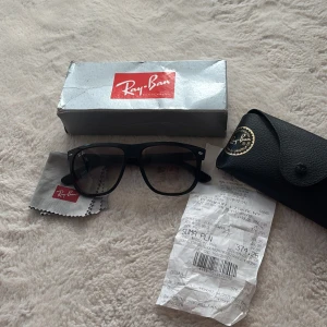 Rayban boyfriend - Bra skicka bara de defekten på bild 2 men de syns bara från nån vinkel och påverkar it användningen. Hör av dig vid funderingar och pris kan diskuteras vid snabb affär mvh Malte.202