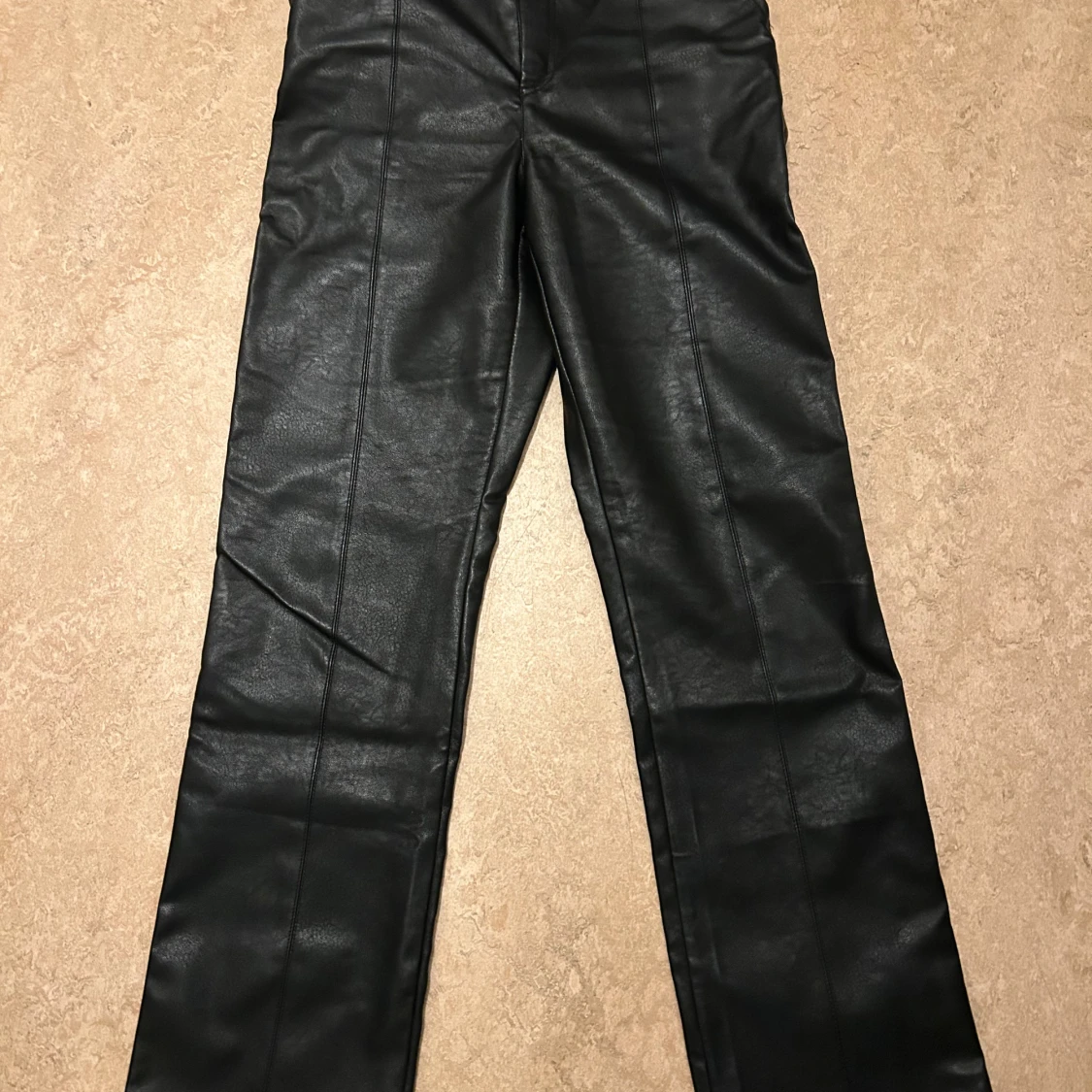 Svarta byxor från Gina Tricot - 1
