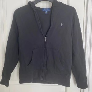 Ralph lauren kofta - Svart Ralph lauren kofta i storlek 14/16 men passar också någon med xs/s 💞