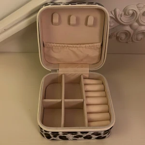 Leopardmönstrad smyckesask - Snygg och praktisk smyckesask med leopardmönster. Perfekt för att organisera dina smycken med flera fack och en dragkedja för säker förvaring. Kompakt och lätt att ta med på resor. Skriv om ni skulle vilja köpa!💕