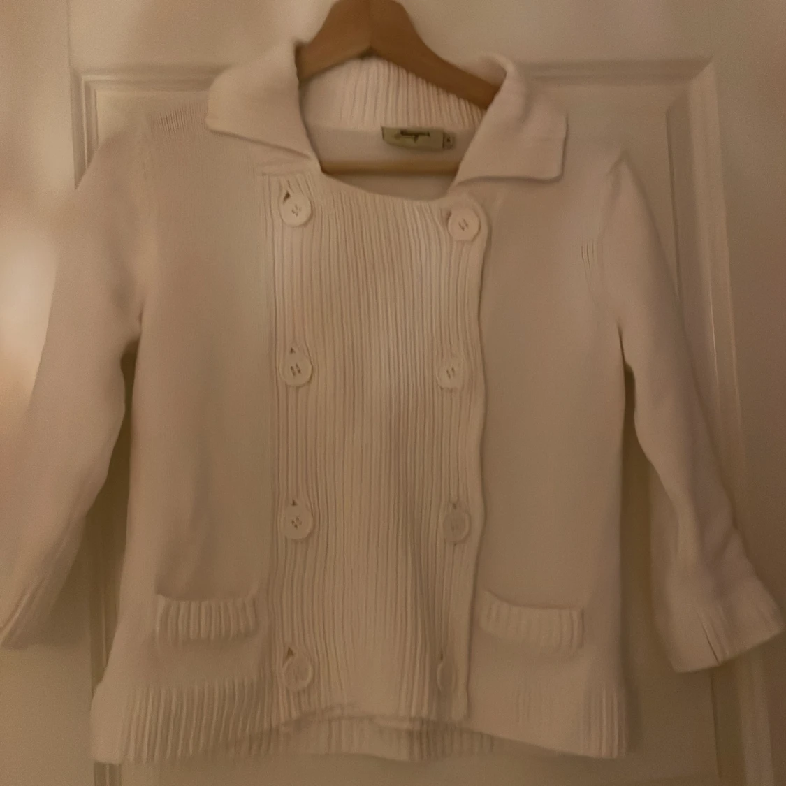 Vit stickad kofta från Jumperfabriken - 1