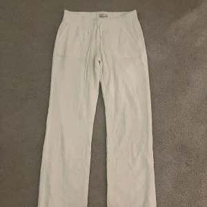 Vita linnebyxor från Nelly 😍❤️ - Säljer ett par vita linnebyxor med raka ben och låg midja. Byxorna har dragsko i midjan och två stora fickor framtill. Perfekta för en avslappnad och stilren look. Jag har gjort dem längre där nere och det kan finnas en liten missfärgning längst ner på benet då det har råkat bli smutsigt🌺💕