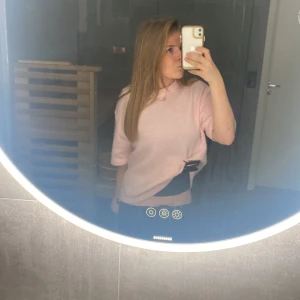 Rosa stickad tröja från Gina Tricot - Säljer en söt rosa stickad tröja från Gina Tricot i premiumkvalitet. Tröjan har korta ärmar och en rund halsringning, perfekt för en stilren look. Passar bra till både jeans och kjol. 🌸 Använd några gånger, sista bilden ser man hur noppiga den är💓💗