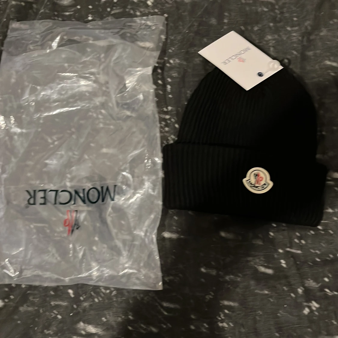 Svart ribbad mössa från Moncler - 4