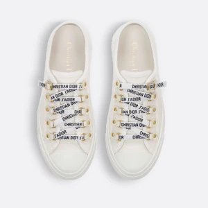 Walk ’n’ Dior - Walk ’n’ Dior sneakers i fint skick! Färgen White Cotton Canvas. Bild 2-4 är egna, tvättas innan de säljes. Dustbag medföljer! Nypris ca 8000kr.