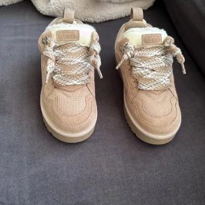 Beige sneakers från UGG - Sneakers från UGG. Storlek 38. Nytt skick, oanvända. Kommer med UGG boxen. Priset kan diskuteras 