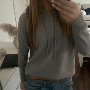 Grå hoodie - Säljer en stilren grå hoodie. Perfekt för en avslappnad look. Tröjan har långa ärmar och en bekväm passform. Osäker på vart den kommer ifrån och storlek, men passar allt från XS till M