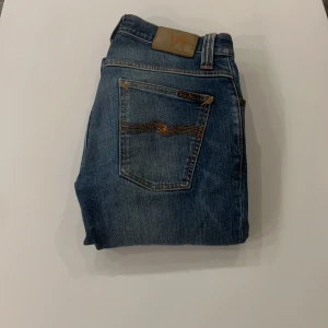 Nudie jeans  - Skit feta jeans som är i princip nyskick då dom är snålt använda. Nypris 1800 vårat pris 399 som är väldigt bra. Modell: Grim Trim. Finns även några slitningar som gör jeans feta🙌🏻🙌🏻
