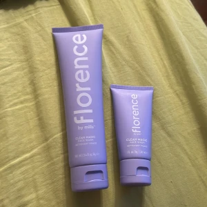 Florence by Mills Clean Magic Face Wash - Säljer två tuber av Florence by Mills Clean Magic Face Wash. Den större tuben innehåller 100 ml och den mindre 30 ml. Båda är i en snygg lila färg och är perfekta för att rengöra ansiktet.