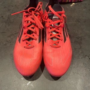 Adidas F50 - Röda adidas f50 pros. Nypris 1700, skick 8,5/10. Pris kan diskuteras!🌟
