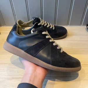 Maison margiela skor - Säljer dessa sjukt feta och efterfrågade Maison margiela Gat skorna i storlek 43. Skorna är i perfekt skick, däremot finns en defekt som syns på bild 4 och 5, in och utsida av skon där de spruckit lite. Däremot varken något som syns eller känns av vid användning. Dustbags samt tags ingår. Hör av er vid eventuella frågor! 